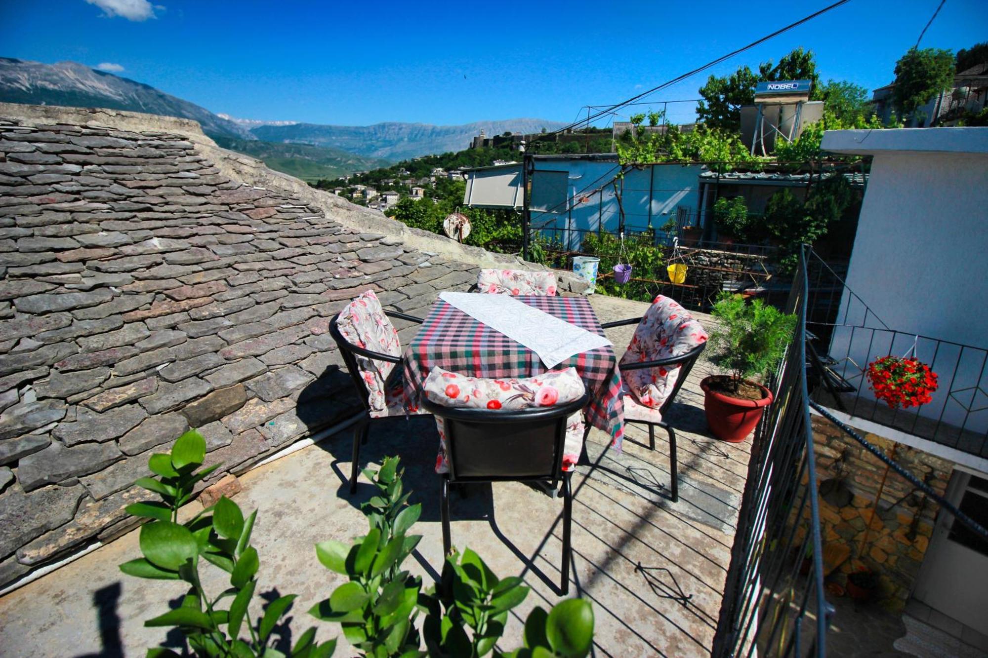 Guest House Denis Gjirokastër Exteriör bild