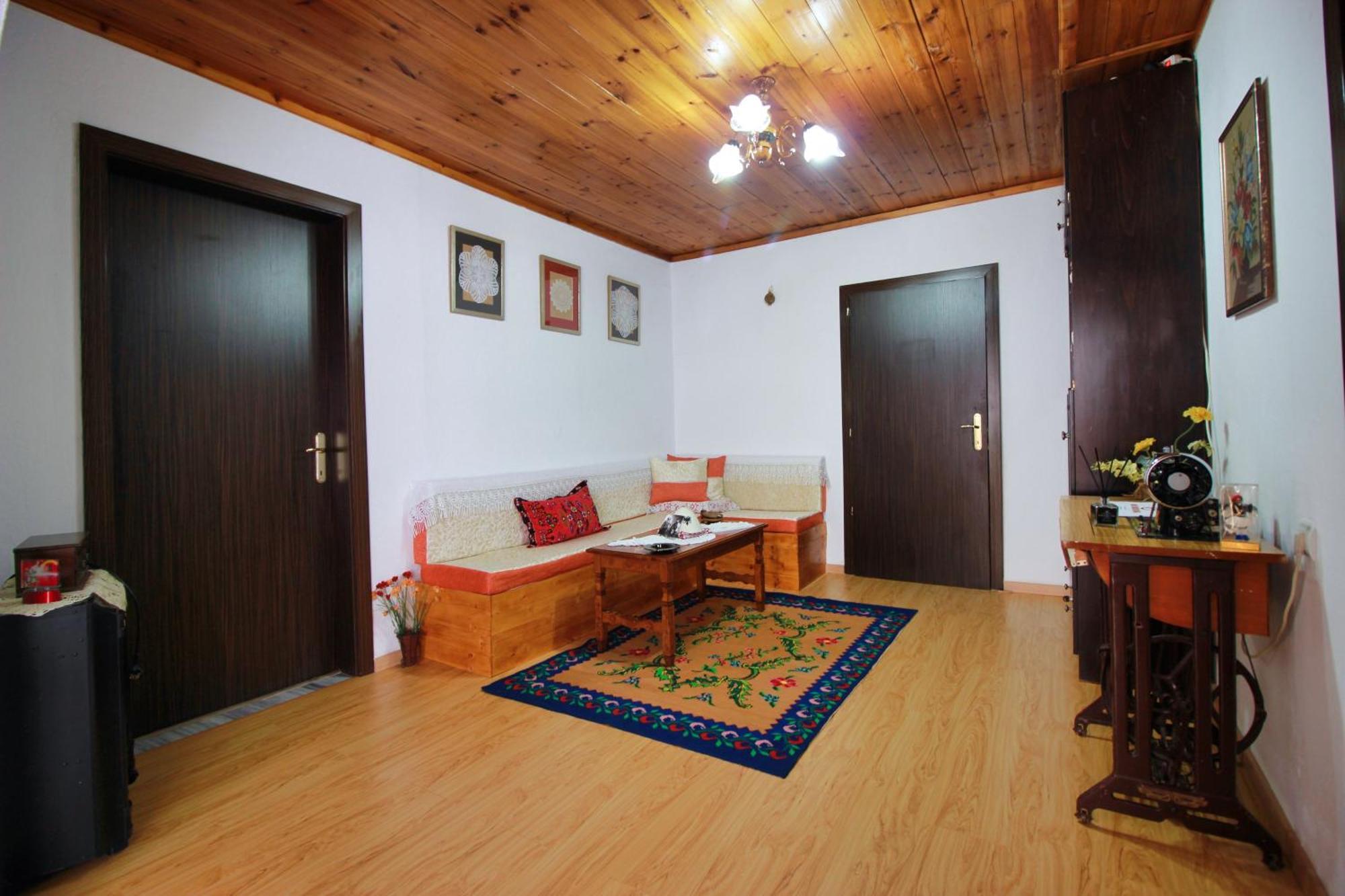 Guest House Denis Gjirokastër Exteriör bild