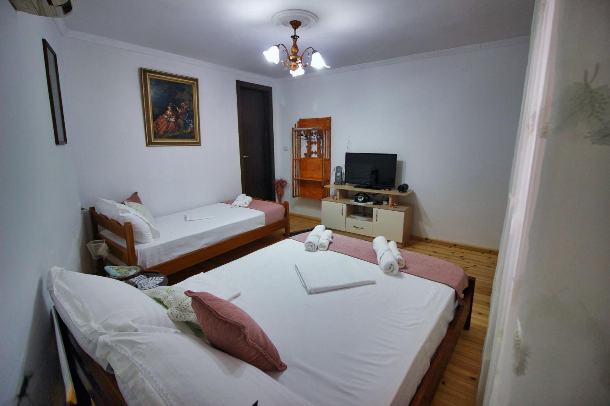 Guest House Denis Gjirokastër Exteriör bild