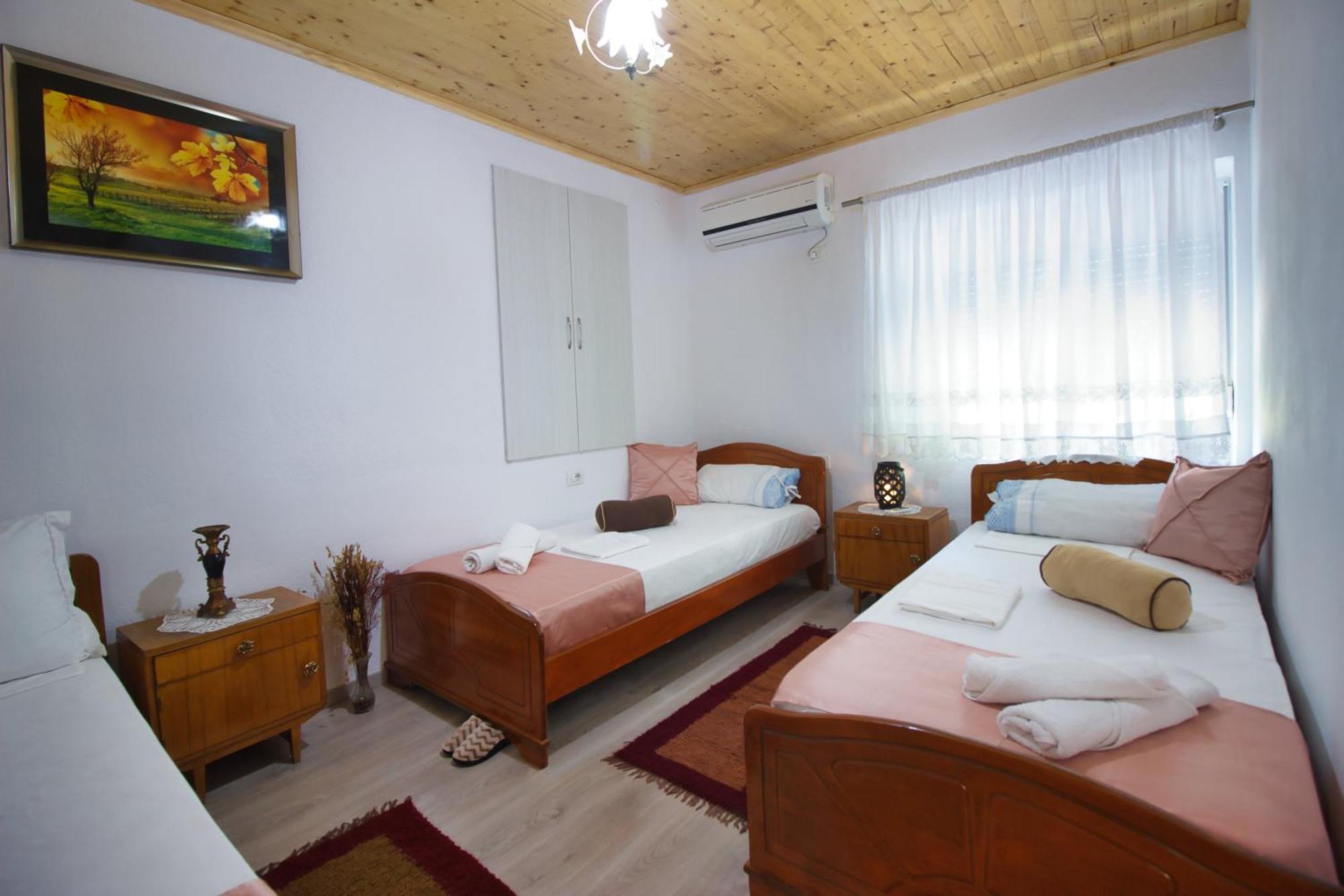 Guest House Denis Gjirokastër Exteriör bild
