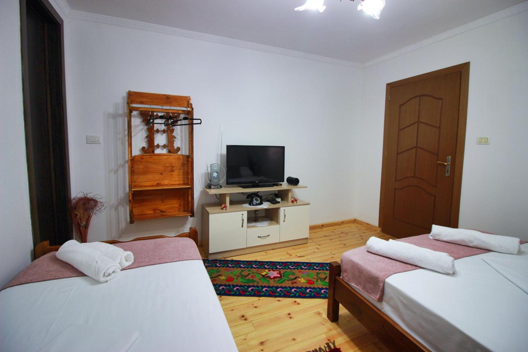 Guest House Denis Gjirokastër Exteriör bild