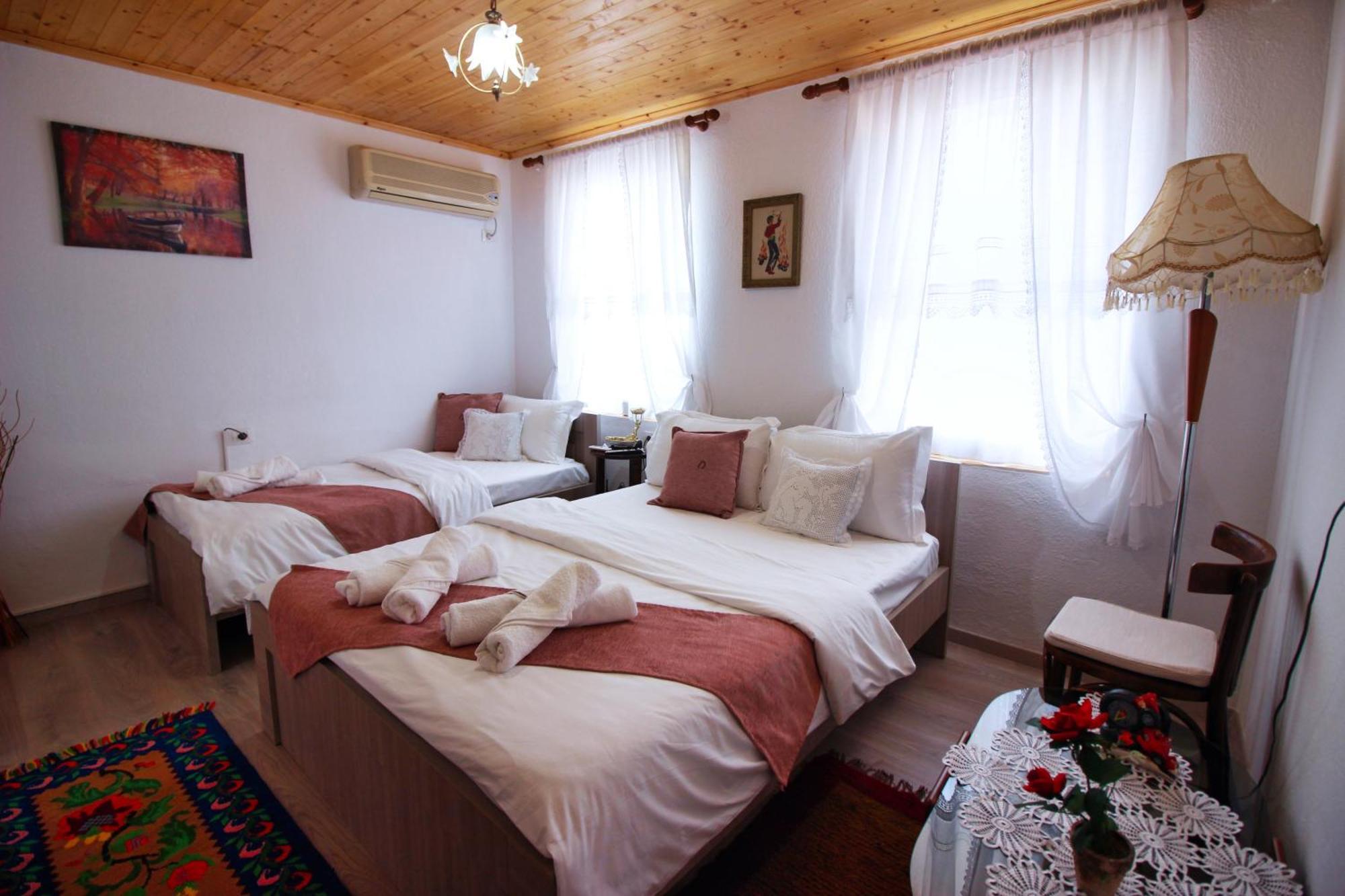 Guest House Denis Gjirokastër Exteriör bild