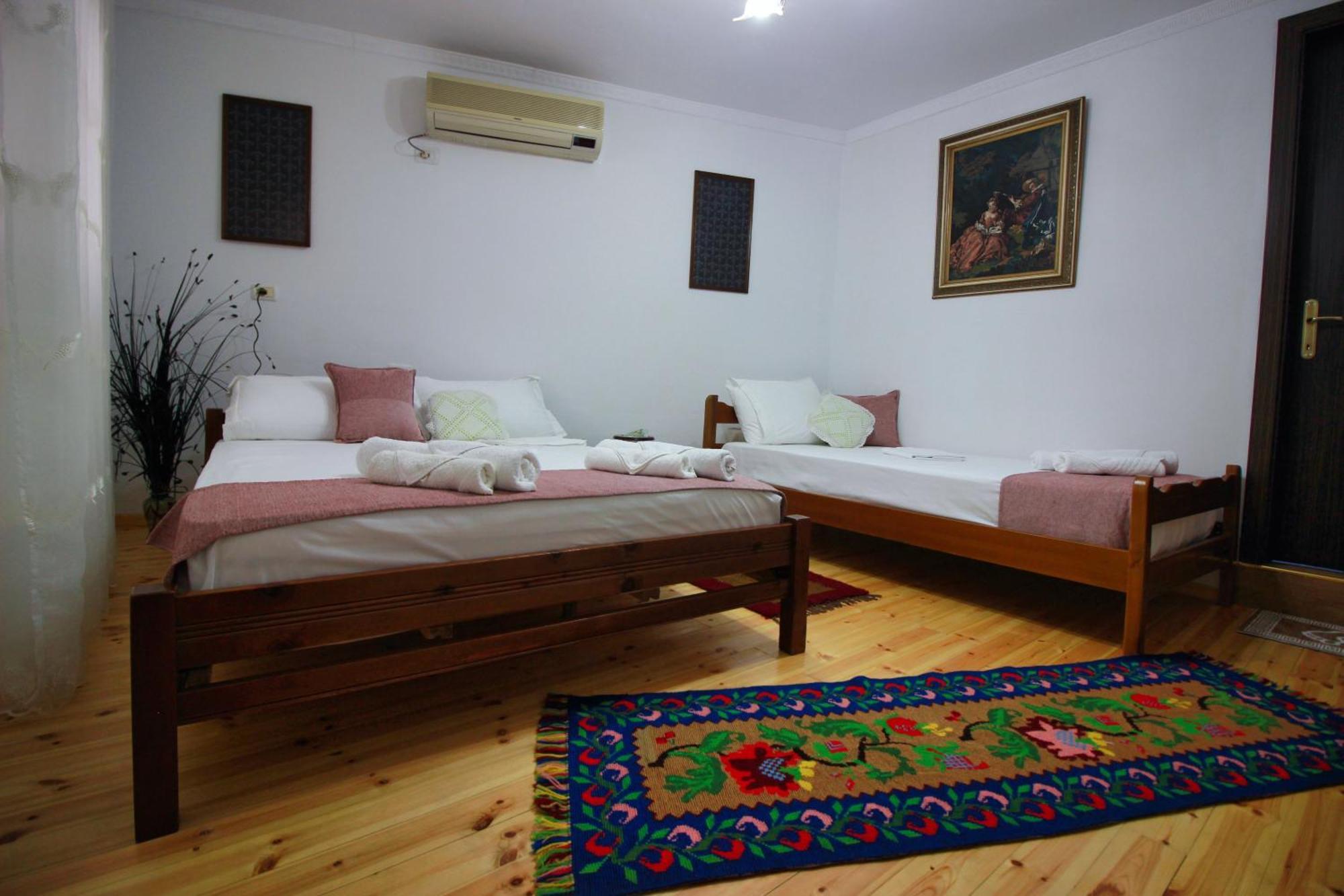 Guest House Denis Gjirokastër Exteriör bild