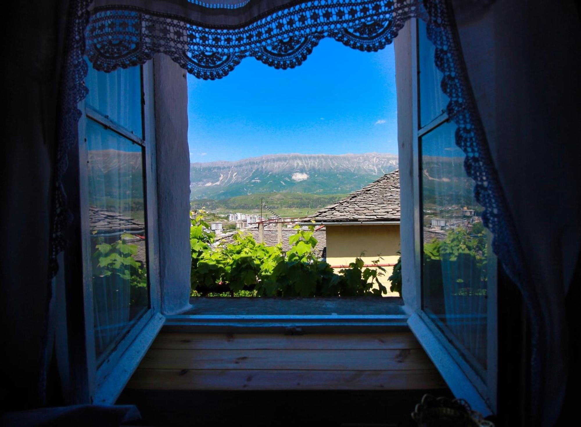 Guest House Denis Gjirokastër Exteriör bild