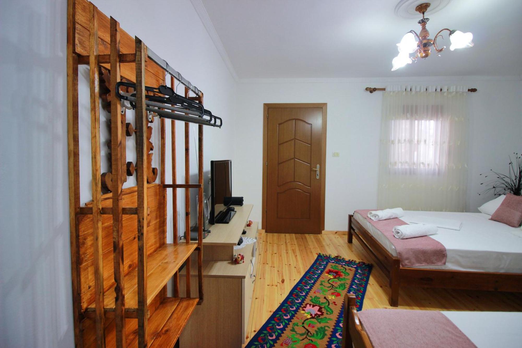 Guest House Denis Gjirokastër Exteriör bild