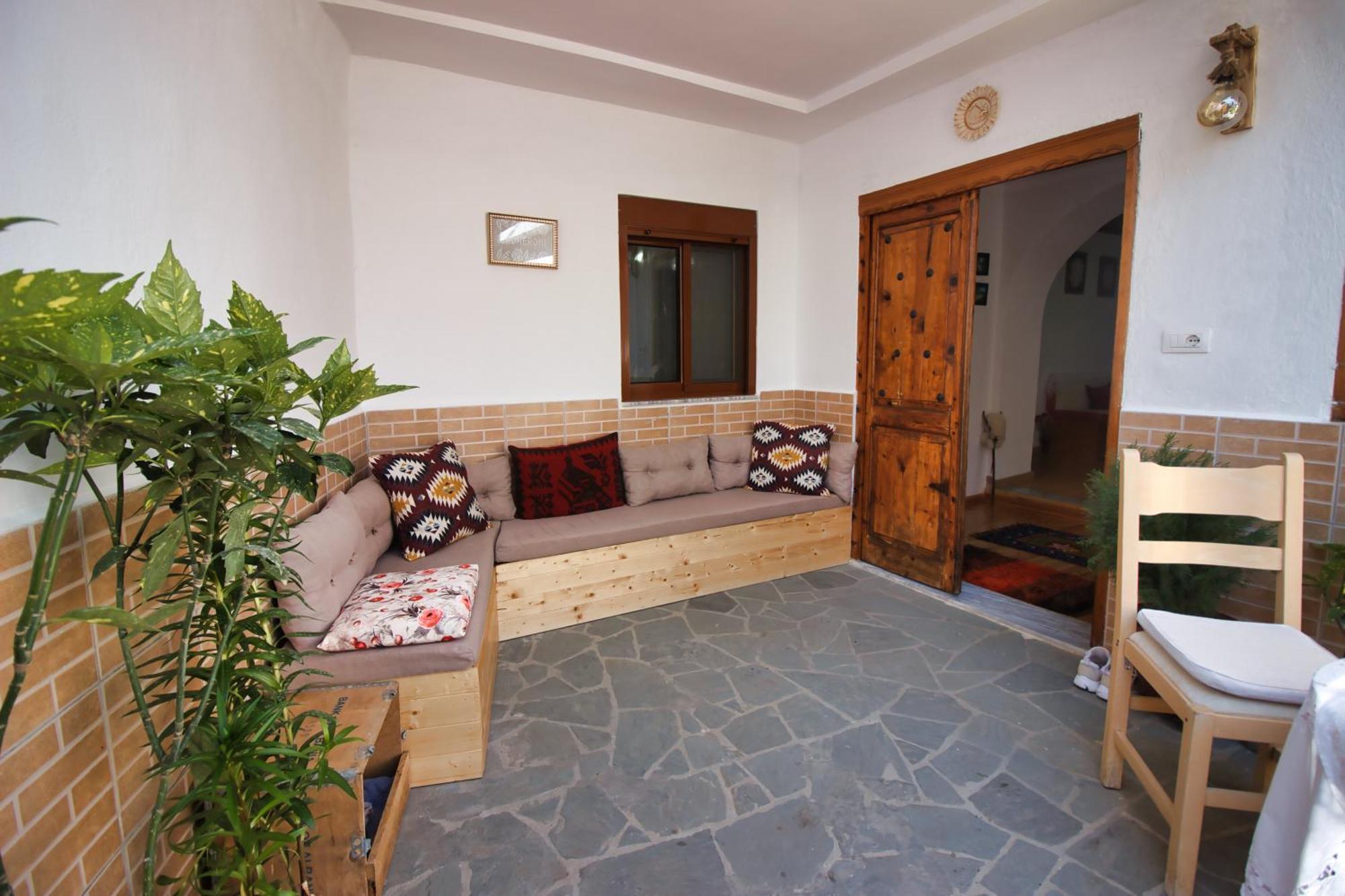 Guest House Denis Gjirokastër Exteriör bild